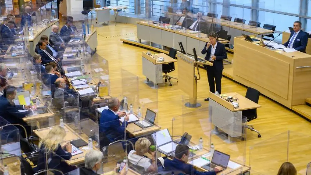 Lydia-Hueskens-FDP-spricht-im-Plenarsaal-des-Landtages-zu-den-Abgeordneten