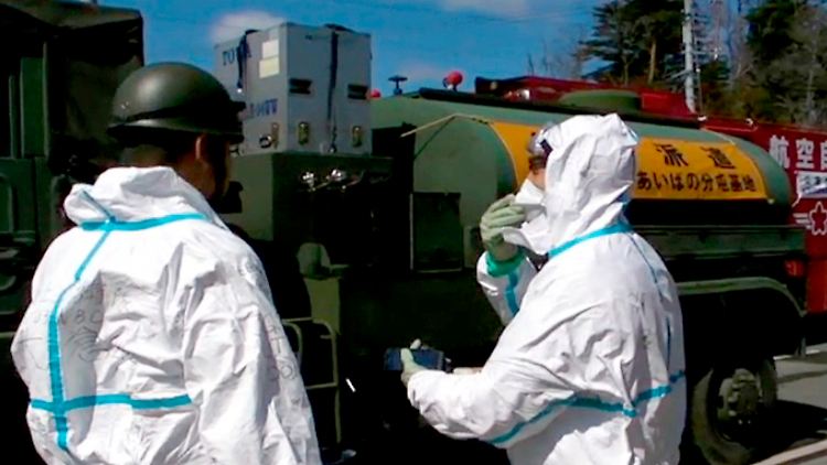 Feuerwehrleute in Fukushima. Primäres Ziel des massiven Wasserwerfereinsatzes ist es, die Abklingbecken der Reaktoren 3 und 4 zu füllen.