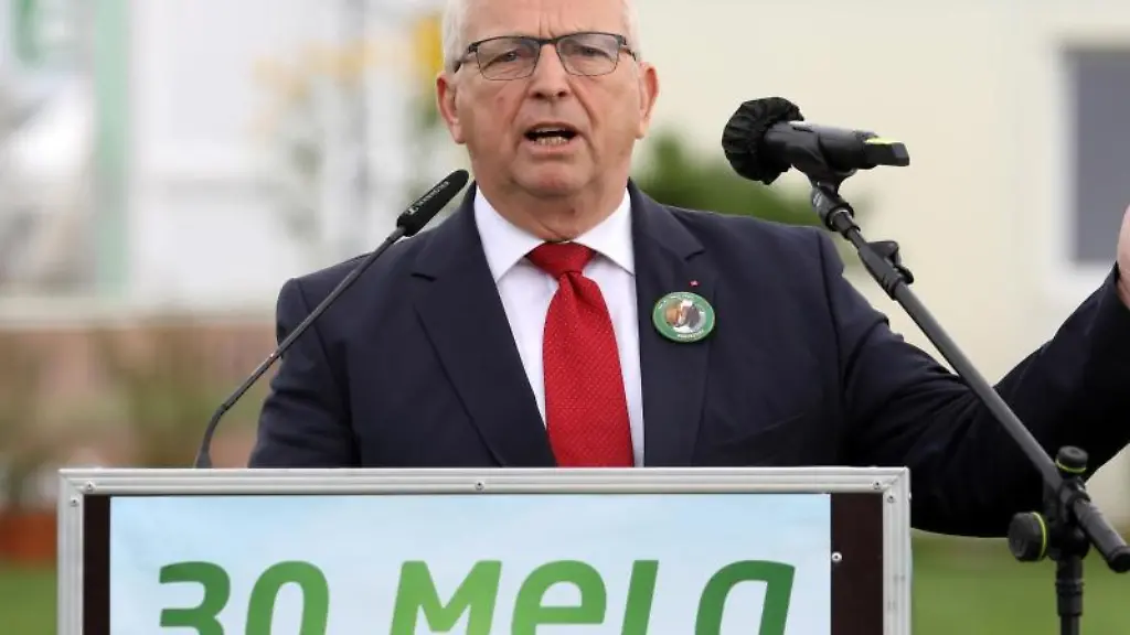 Zur-Eroeffnung-der-30-Agrarmesse-MeLa-spricht-Till-Backhaus-SPD-zu-den-Gaesten