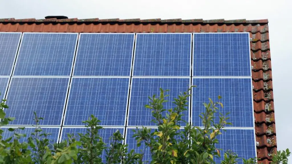 Ein-Dach-ist-mit-Photovoltaik-Modulen-bestueckt