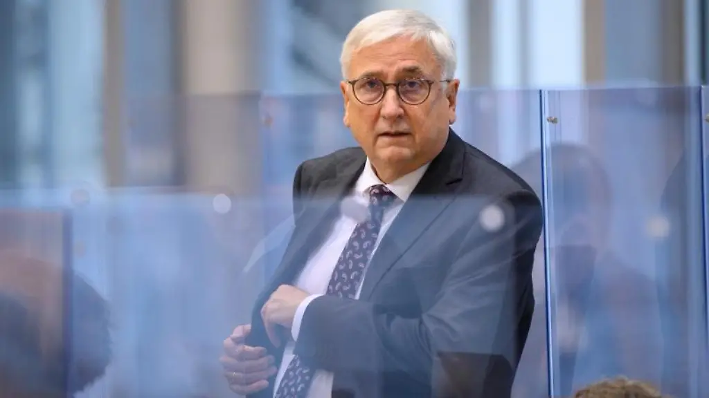 Michael-Richter-CDU-Finanzminister-von-Sachsen-Anhalt-kommt-in-den-Plenarsaal-des-Landtages