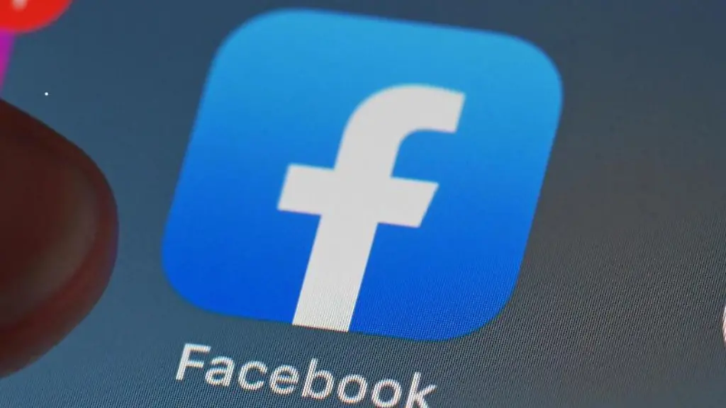 Auf-dem-Bildschirm-eines-Smartphones-ist-die-Facebook-App-zu-sehen