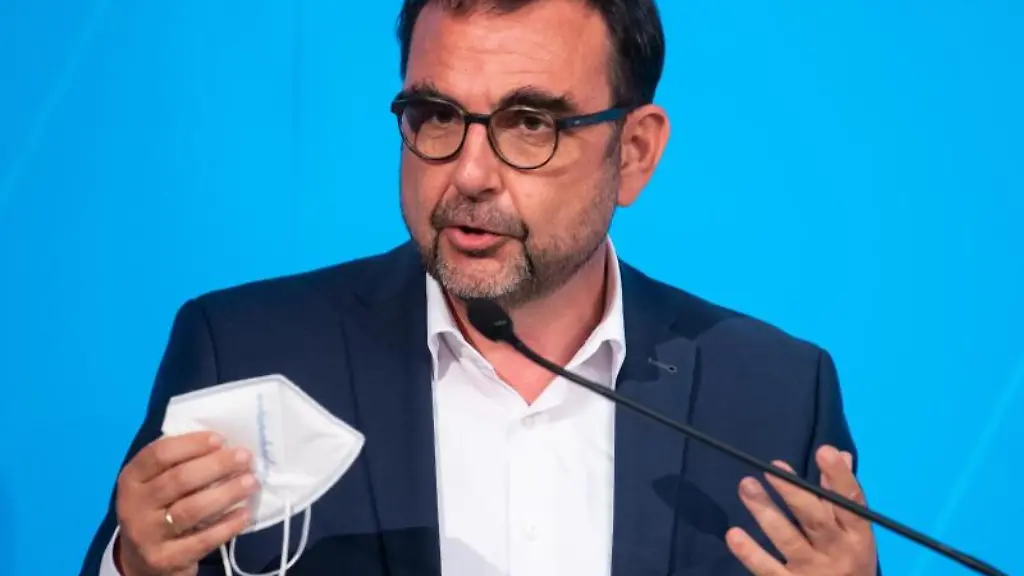 Bayerns-Gesundheitsminister-Klaus-Holetschek-bei-einer-Pressekonferenz