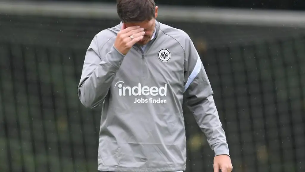 Cheftrainer-Oliver-Glasner-nimmt-am-Training-von-Eintracht-Frankfurt-am-Stadion-teil