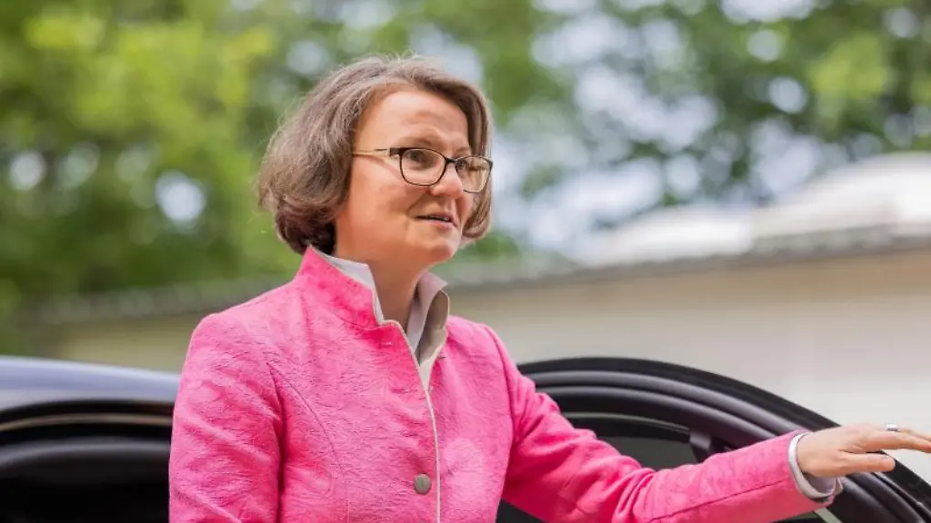 Ina-Scharrenbach-CDU-steigt-aus-einem-Auto