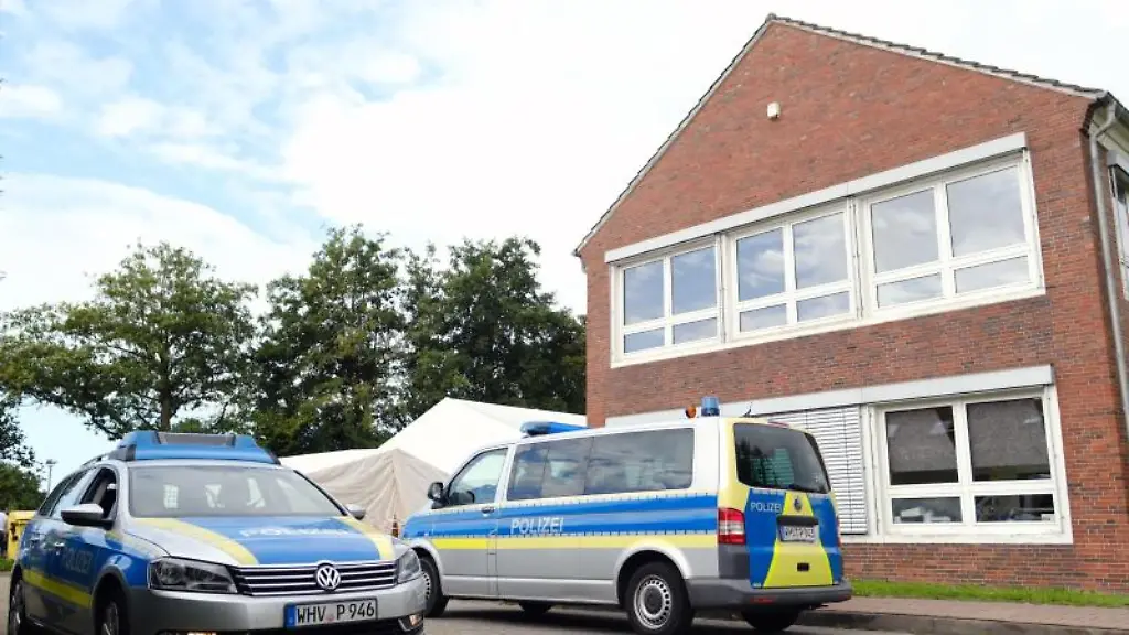 Polizeiwagen-stehen-vor-dem-Impfzentrum-Friesland-weil-Beamte-dort-im-August-im-Zusammenhang-mit-dem-Impfskandal-mehrere-Gebaeude-durchsucht-haben