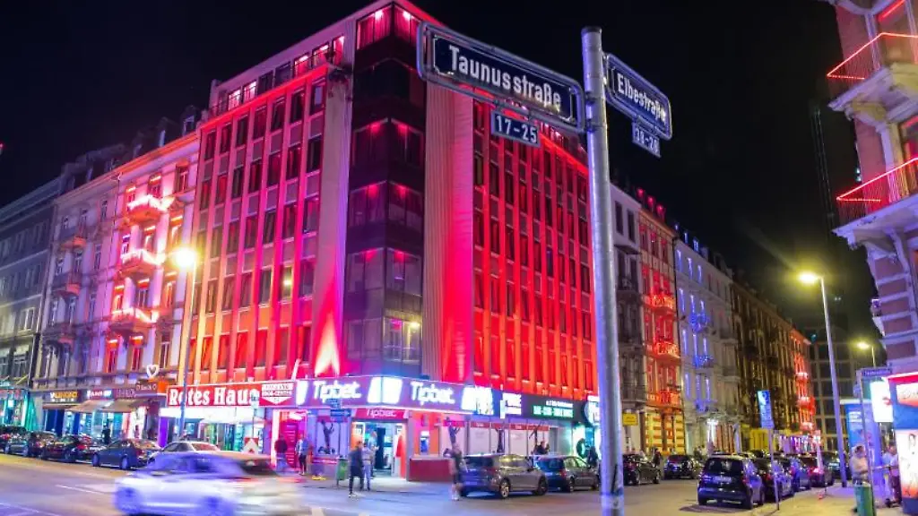 Die-Lichter-eines-Bordells-leuchten-im-Bahnhofsviertel-von-Frankfurt