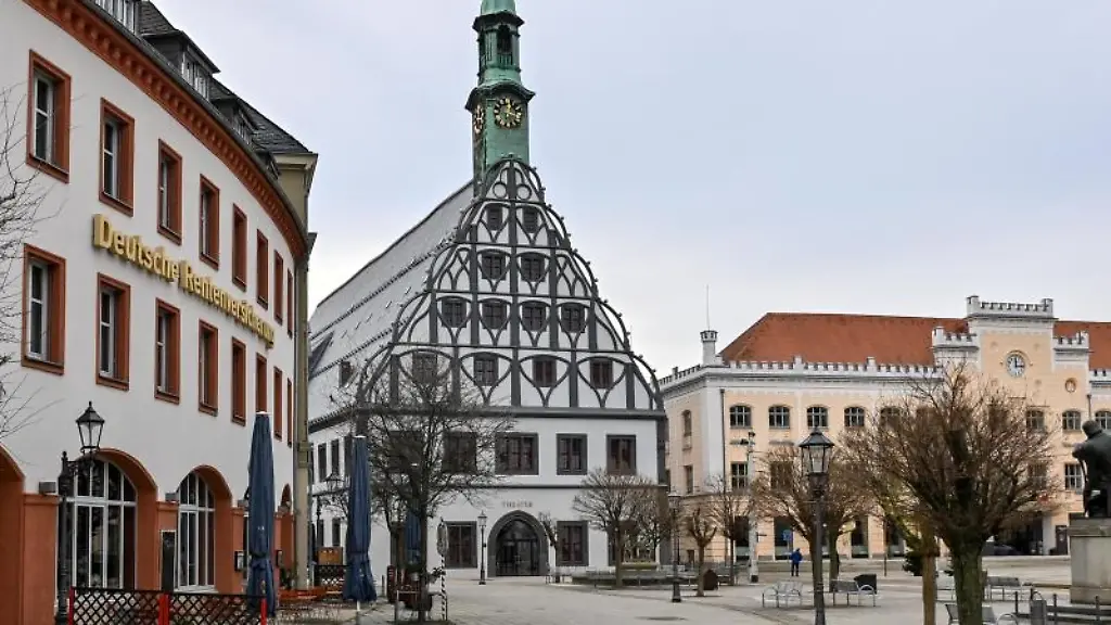 Die-spaetgotische-Giebelfassade-des-Gewandhauses-M-praegt-des-Bild-im-Zentrum-der-Stadt