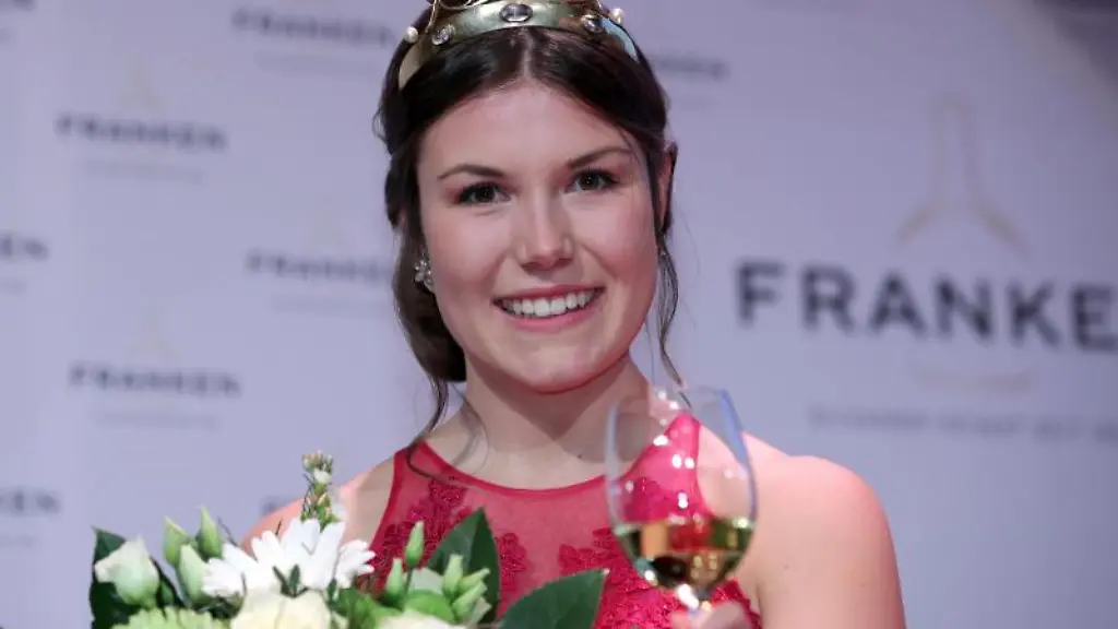 Carolin-Meyer-die-Fraenkische-Weinkoenigin