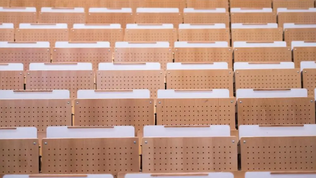 Leere-Sitzplaetze-in-einem-Vorlesungssaal
