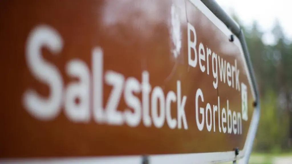 Ein-Schild-weist-in-Gorleben-den-Weg-zum-Erkundungsbergwerk