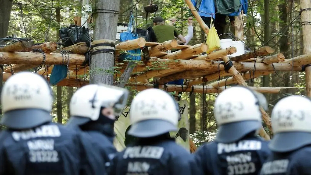 Polizisten-stehen-im-Hambacher-Forst-vor-einer-Plattfrom-zwischen-Baeumen