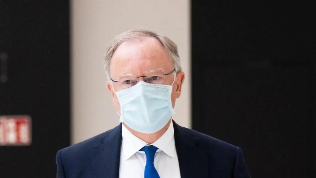 Niedersachsens-Ministerpraesident-Stephan-Weil-kommt-in-den-Landtag-Niedersachsen