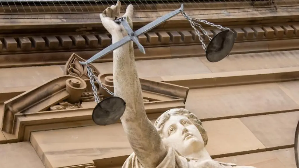 Eine-Statue-der-Justitia-haelt-eine-Waagschale