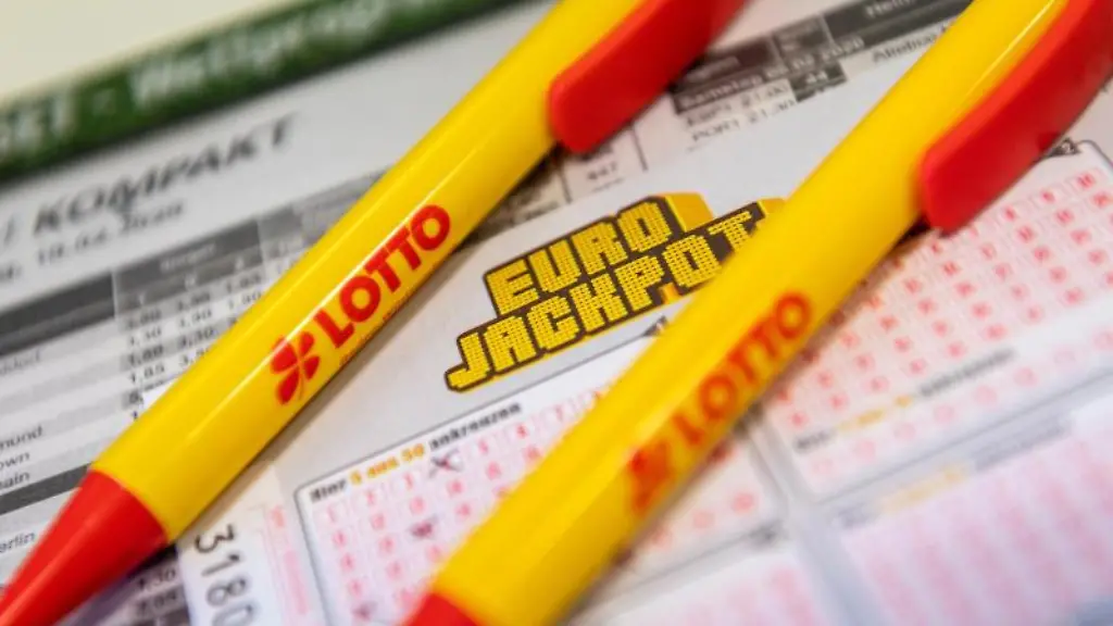 Ein-Los-fuer-den-Eurojackpot-und-ein-Kugelschreiber-liegen-in-einer-Lotto-Annahmestelle