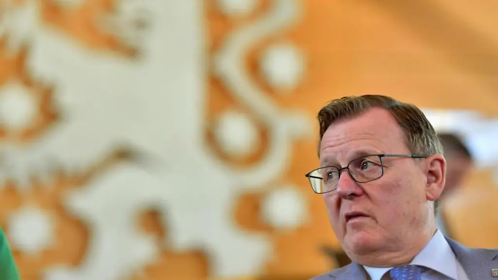 Bodo-Ramelow-Die-Linke-Ministerpraesident-von-Thueringen-sitzt-im-Plenarsaal-des-Thueringer-Landtags