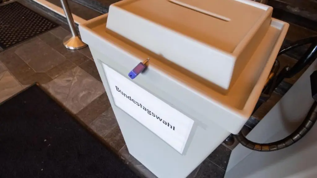 Eine-Urne-fuer-die-Bundestagswahl-steht-in-einem-Rathaus