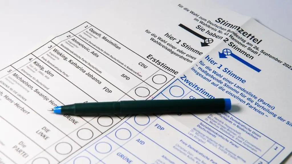 Ein-Muster-von-einem-Stimmzettel-fuer-die-Bundestagswahl-2021-liegt-auf-einem-Tisch