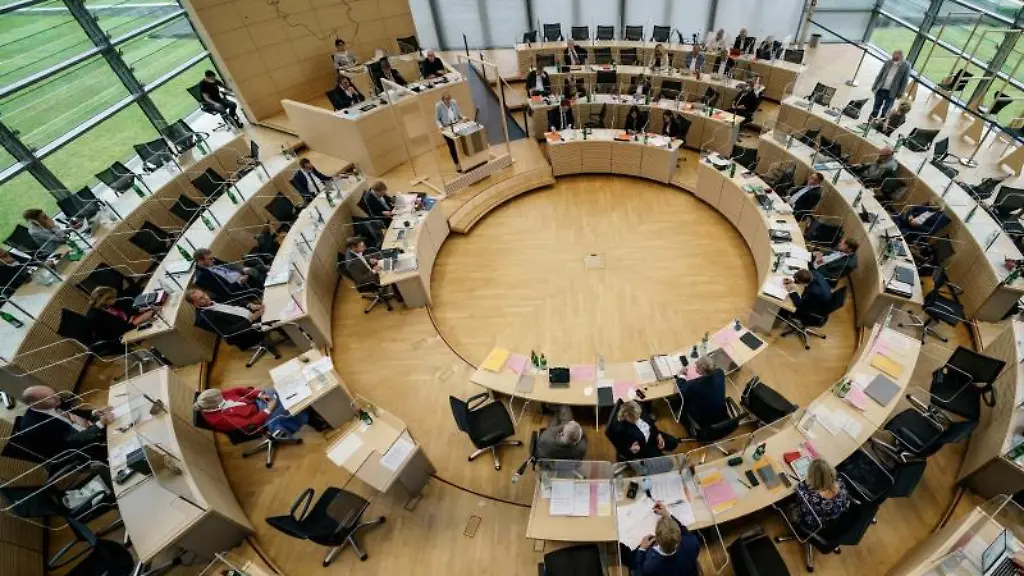 Landtagsabgeordnete-tagen-im-Plenarsaal