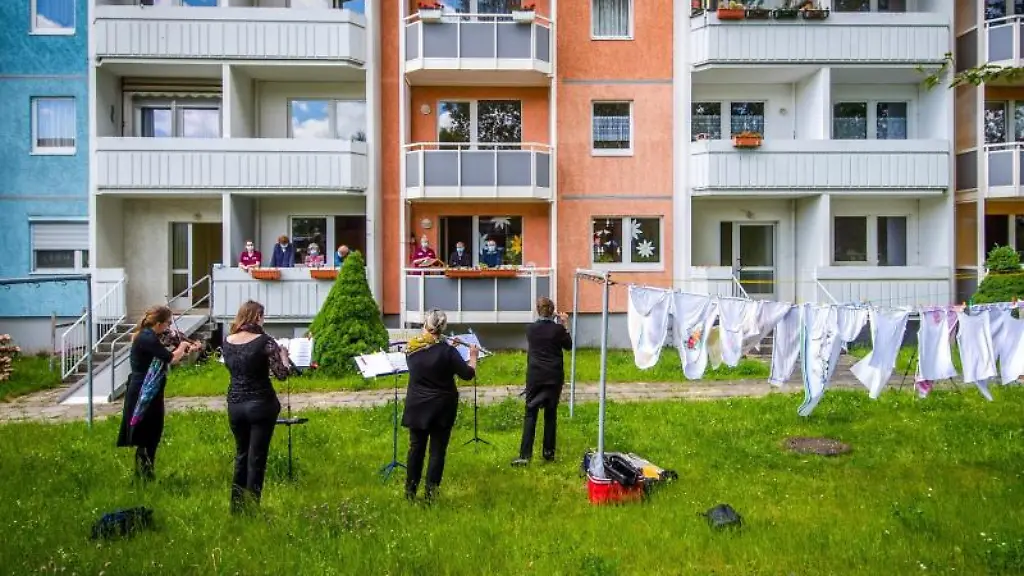 Das-Foto-mit-dem-Titel-Saubere-Toene-zeigt-Musikerinnen-des-MDR-Sinfonieorchesters-die-vor-Senioren-und-Mitarbeitern-einer-Tagespflege-in-Limbach-Oberfrohna-spielen
