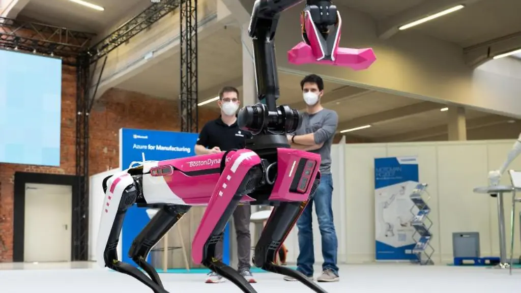 Mitarbeiter-der-TU-Dresden-demonstrieren-einen-Roboterhund-des-Robotik-Unternehmens-Boston-Dynamics