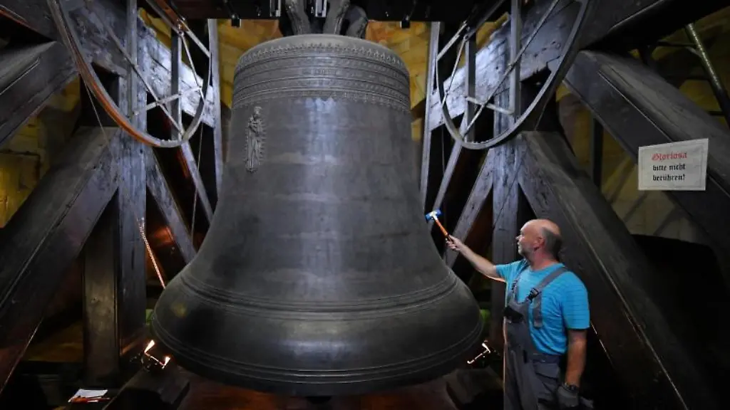 Uwe-Kramer-Glockenwart-des-Erfurter-Domberges-schlaegt-bei-der-Glockenwartung-die-Glocke-an