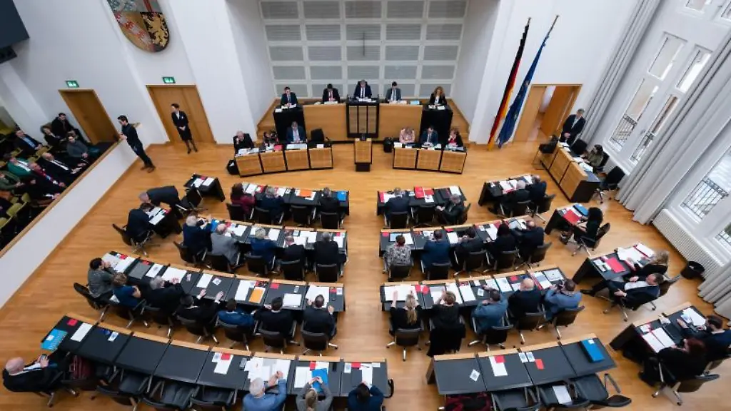 Der-Plenarsaal-des-saarlaendischen-Landtags