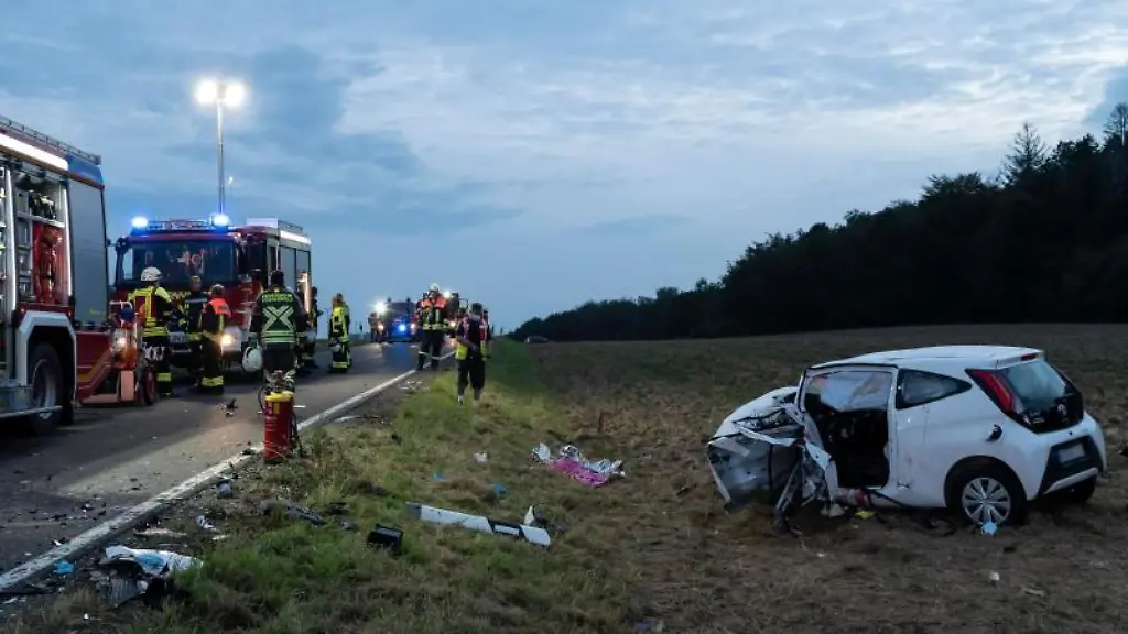 Einsatzkraefte-der-Feuerwehr-stehen-auf-der-Landesstrasse-175-im-Birkenfeld-an-einer-Unfallstelle-Foto-Foto-Hosser-GmbH-Co