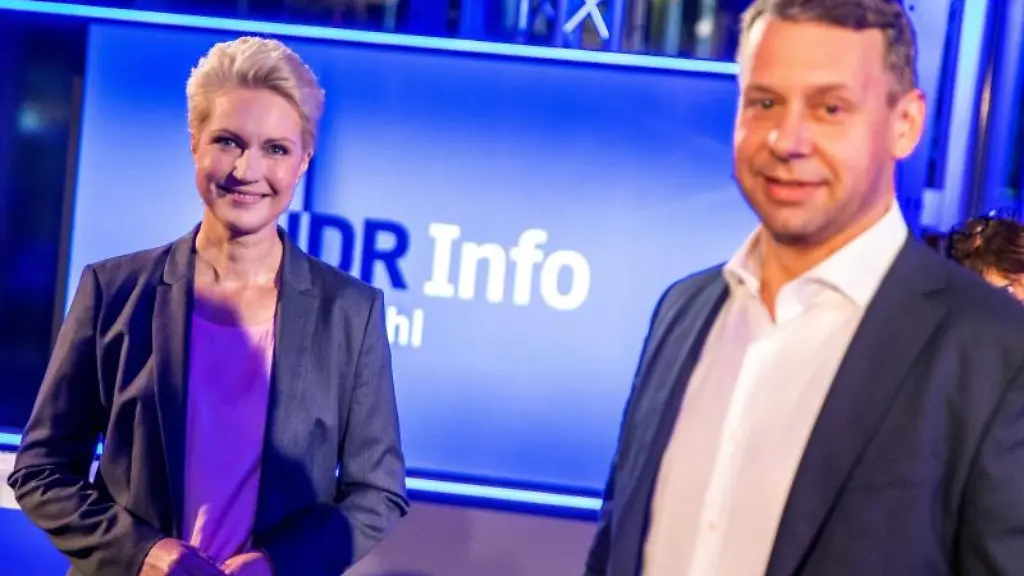 Manuela-Schwesig-SPD-Ministerpraesidentin-von-MV-und-Spitzenkandidatin-fuer-die-Landtagswahlen-und-Michael-Sack-Spitzenkandidat-der-CDU-stehen-vor-dem-Rededuell-im-Fernsehstudio-des-NDR-Landesfunkhauses