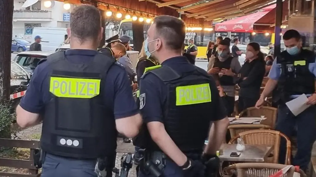 Einsatzkraefte-ueberpruefen-am-Abend-diverse-Gewerbeeinheiten-in-Neukoelln