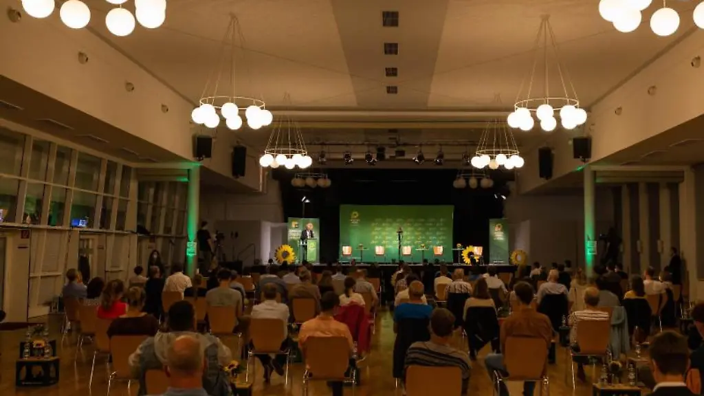 Winfried-Kretschmann-Buendnis-90-Die-Gruenen-Ministerpraesident-von-Baden-Wuerttemberg-steht-auf-einer-Buehne-und-spricht-waehrend-dem-sogenannten-Buergerdialog-seiner-Fraktion-zu-den-Anwesenden