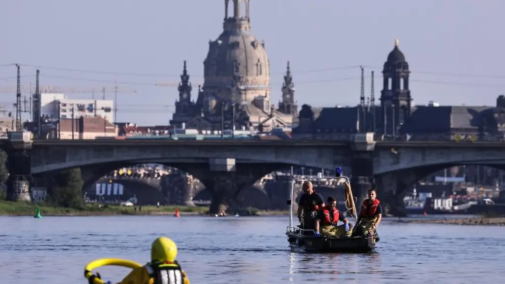 Die-Polizei-und-die-Feuerwehr-in-Dresden-haben-am-Dienstag-bis-in-den-Abend-nach-einem-Menschen-in-der-Elbe-gesucht