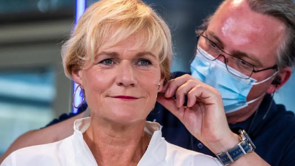 Simone-Oldenburg-die-Spitzenkandidatin-der-Linken-fuer-die-Landtagswahlen-in-Mecklenburg-Vorpommern-wird-vor-dem-Rededuell-der-Spitzenkandidaten-im-NDR-Landesfunkhaus-mit-einem-Mikrofon-ausgestattet