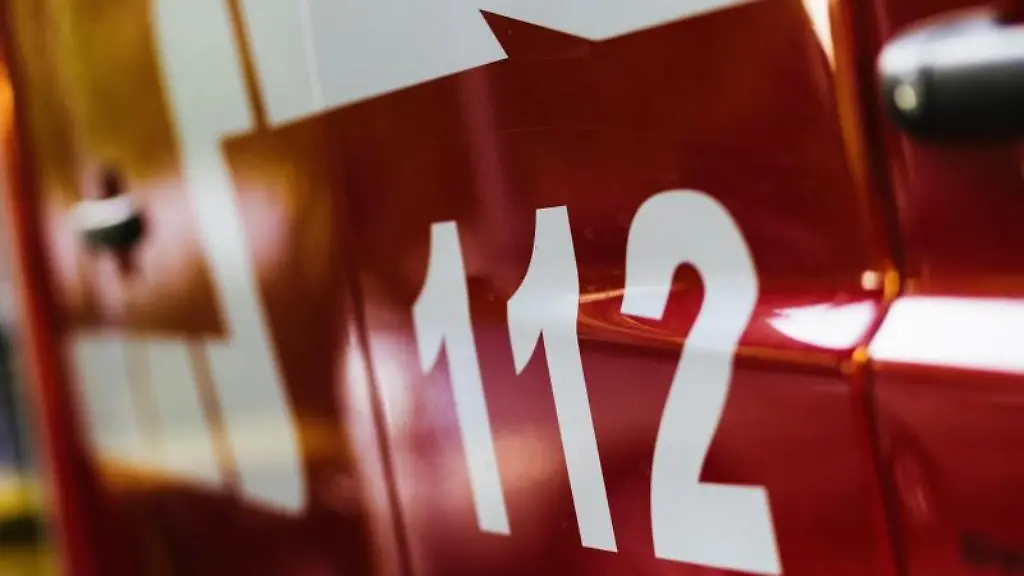 Der-Notruf-112-ist-auf-einem-Feuerwehrfahrzeug-zu-sehen