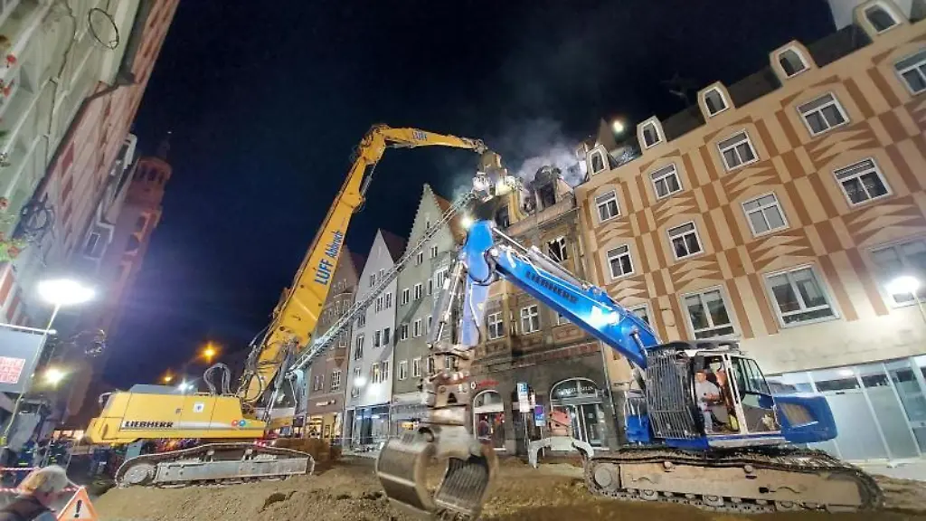 Bagger-stehen-vor-einem-denkmalgeschuetzten-Haus-in-Augsburg-aus-dem-es-qualmt