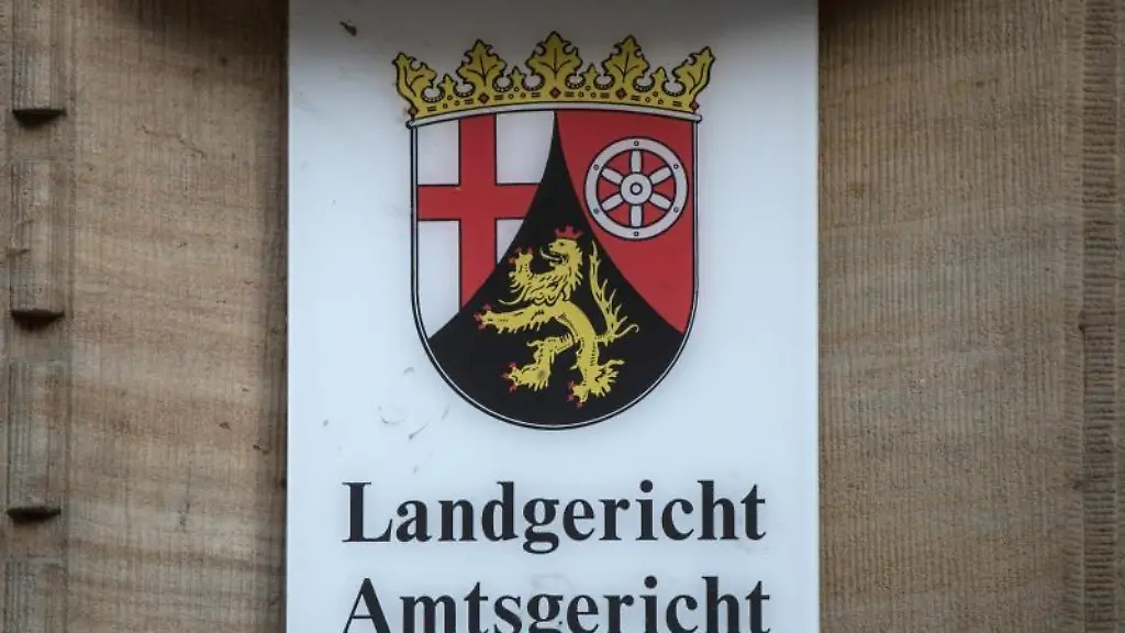 Ein-Hinweis-Schild-Landgericht-Amtsgericht-haengt-an-der-Fassade-des-Gerichtsgebaeudes