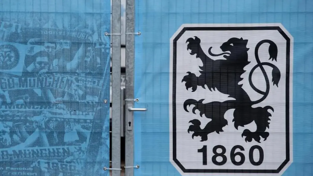 Das-Wappen-des-TSV-1860-Muenchen-ist-auf-dem-Trainingslaende-zu-sehen