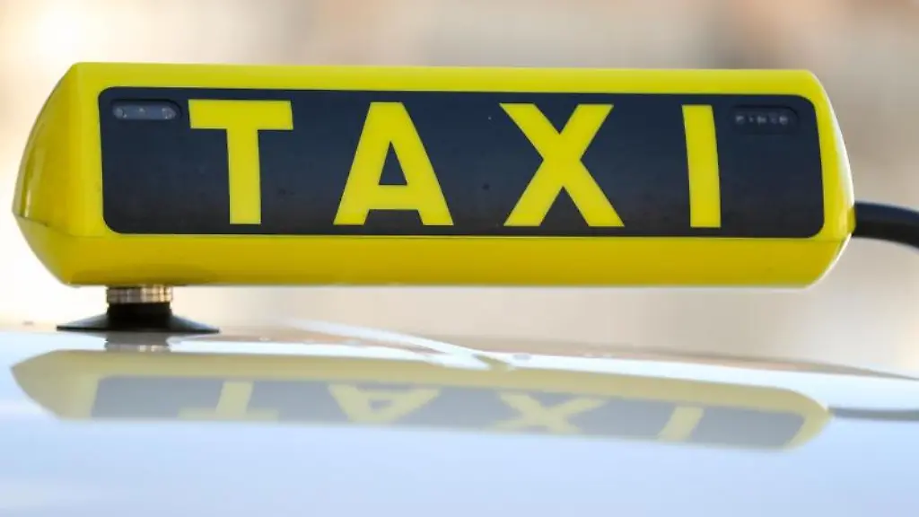 Ein-Taxischild-an-einem-Taxi