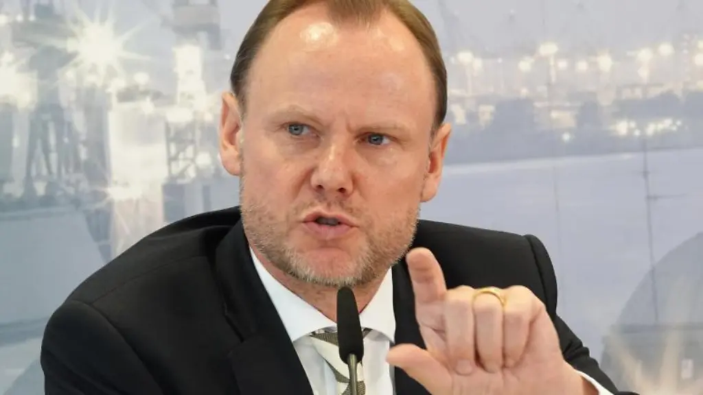 Der-Innensenator-von-Hamburg-Andy-Grote-SPD-gestikuliert-bei-einer-Pressekonferenz