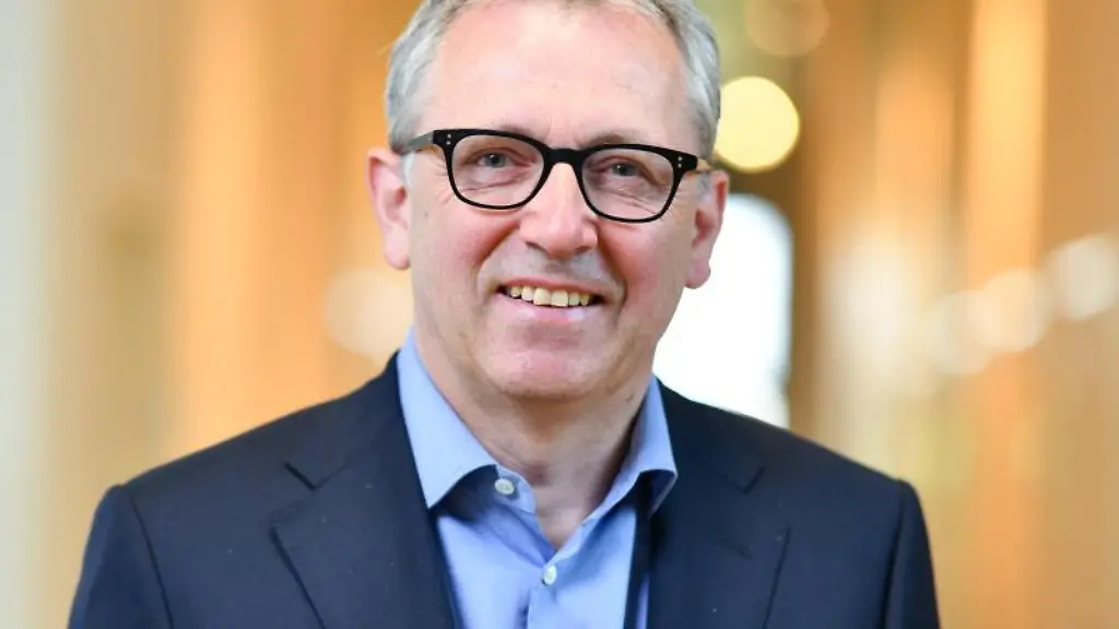 Peter-Kurz-Oberbuergermeister-der-Stadt-Mannheim-steht-im-Rathaus