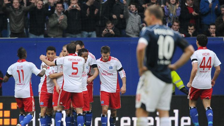 Die Hamburger feiern, Lukas Podolski, vorne, kann's nicht fassen.