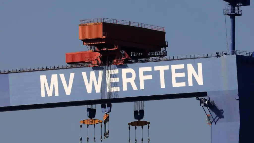 Der-Schriftzug-MV-Werften-am-Bockkran-der-Werft-in-Warnemuende