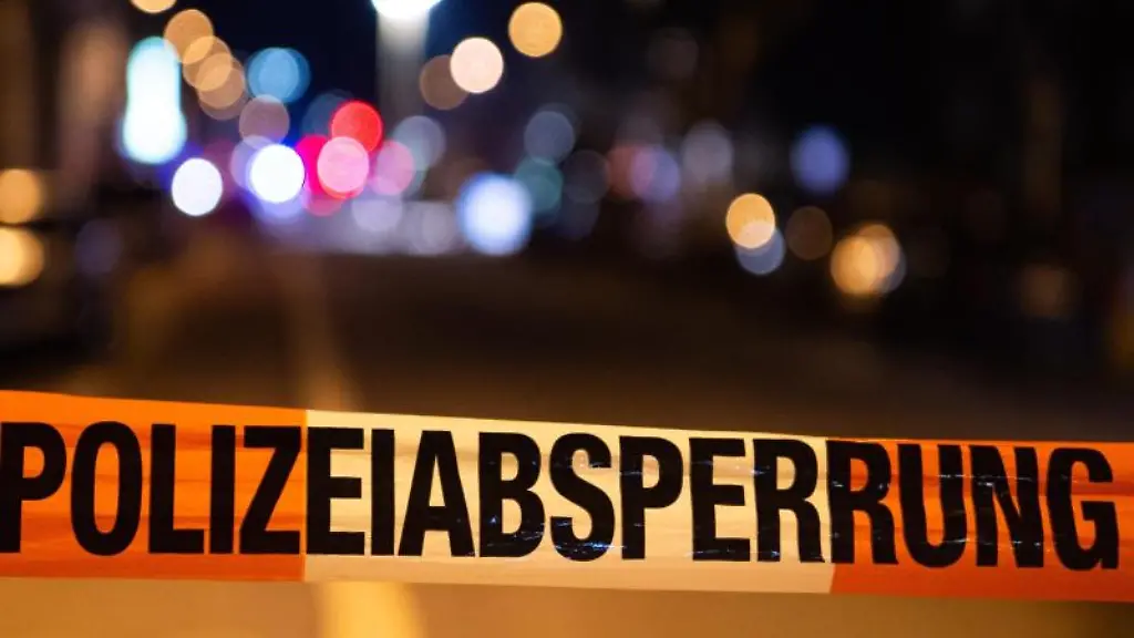 Ein-Einsatzort-der-Polizei-ist-mit-Flatterband-abgesperrt