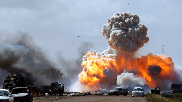 Ein Luftschlag trifft Wagen der Gaddafi-Anhänger.