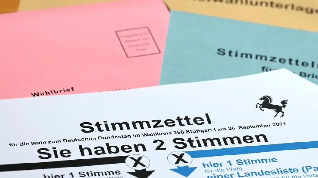Ein-Stimmzettel-fuer-die-Briefwahl-zur-Bundestagswahl-liegt-auf-einem-Tisch