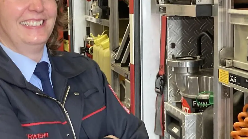 Claudia-Herzog-steht-in-den-Raeumen-der-Freiwilligen-Feuerwehr-in-Lauf-am-Holz-in-Nuernberg