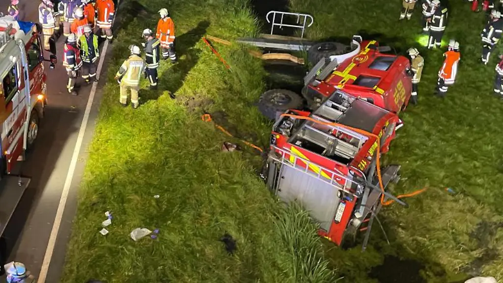 Feuerwehrleute-stehen-um-ein-verunfalltes-Einsatzfahrzeug-auf-der-B212-bei-Brake-Unterweser