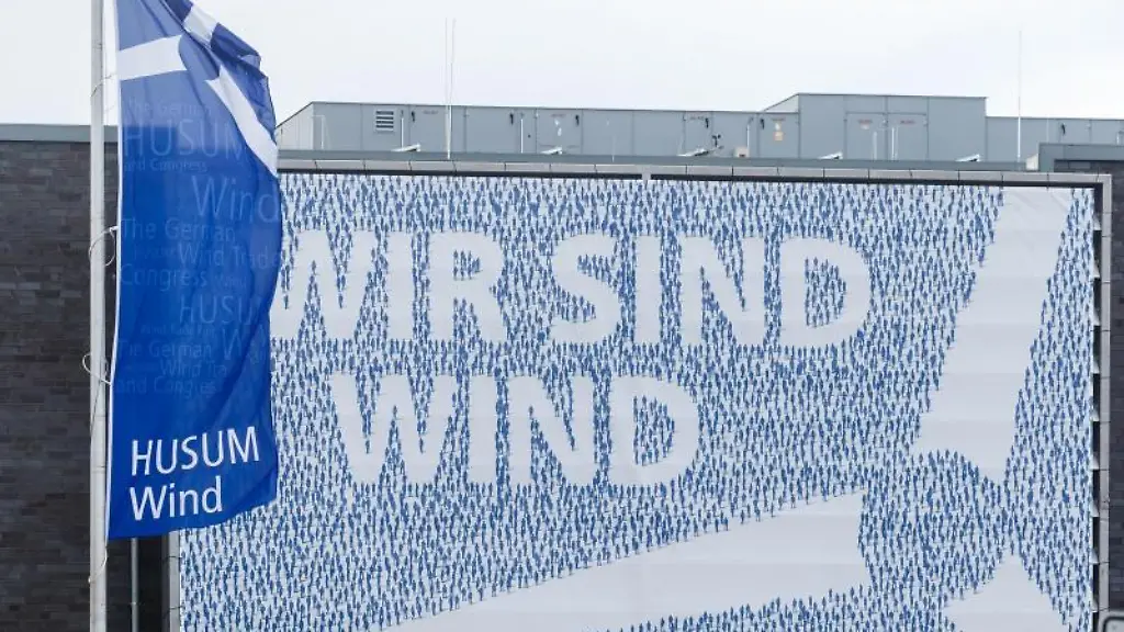 Das-Motto-der-Messe-Husum-Wind-Wir-sind-Wind-ist-ueber-dem-Eingang-der-Messehalle-zu-sehen