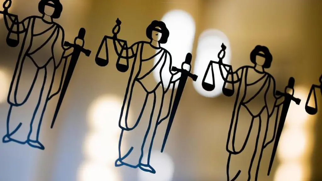 Die-Justitia-ist-an-einer-Scheibe-am-Eingang-zum-Oberlandesgericht-zu-sehen