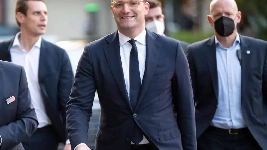 Jens-Spahn-CDU-M-kommt-zu-Fuss-zum-Staendehaus